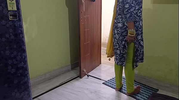 Bapak Mertua India Nusuk Memek Mantu Sampe Meringis Kesakitan, Nggak Tahan Lihat Bibir Bawahnya Basah.