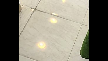 سباك وصاحبه ينيكوا مصرية شرموطة في بيتها – صوت واضح وجسم ملبن وهي بتتلمس