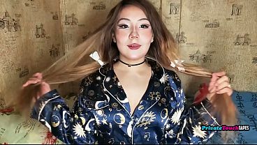 Gadis Gemoy Rusia Paha Gede Mainin Memek Sempitnya Sambil Dildo Nancep Di Dalem.