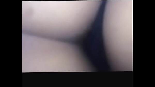 بنت عربية صغيرة تعرض كسها وتلعب فيه قدام الكاميرا