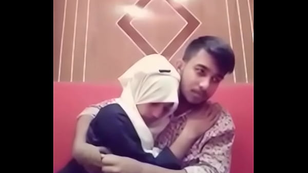 Bibir Mereka Saling Mengunyah Di Kamar Hotel, Basah Dan Panas
