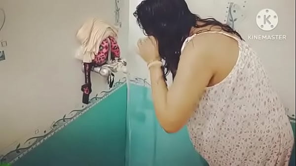 Desi Lagi Mandi, Basah Kuyup, Bikin Ngaceng Parah