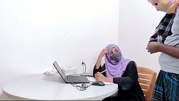 Bankir Kerudung Sange Digebuk Petani Desa, Desi Chudai Panas
