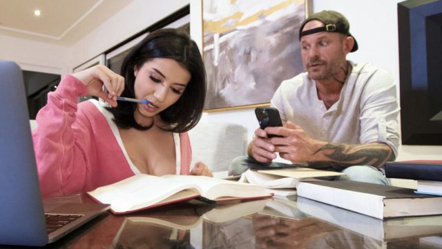 Mama Papa Nggak Ada, Yuk Main Ke Sini! Roxie Sinner Sama Scott Nails Siapin Aksi Panas