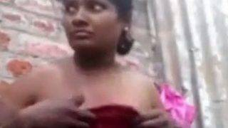 Tampilkan Blus Lokal, Lepas Satu Per Satu, Bikin Ngiler.