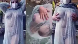 Tante Jilboobs Pamer Tetek Lewat Baju Tembus Pandang Di Luar Ruangan.