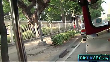 Naik Tuk-tuk Di Thailand, Tante Milf Amatir Langsung Nunggang Kontol Gede.
