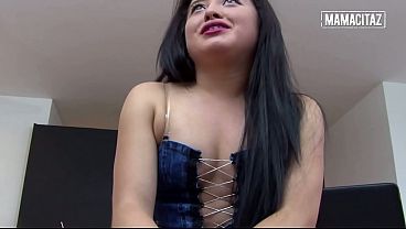Goyangin Pantat Gede Latina Pake Rok Mini, Dia Nggak Tahan Megang-megang Terus.