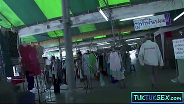 Lidahnya Ditindik, Ibu Mertua Thailand Mungil Digarap Dua Bule Gila