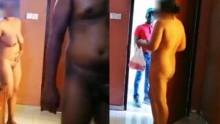 Buka Pakaian, Ibu Montok Terima Paket Dari Kurir Di Video Desi Panas