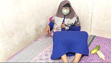 Cewek Hijab Indonesia Lagi Sibuk Sibukan Sama Kontol Sendiri.