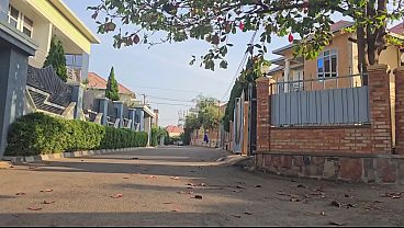 Masturbasi Di Pinggir Jalan, Ibu Arab Goyangin Memek Basah Di Luar Rumah