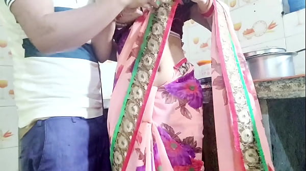 देसी भाभी बर्तन धोते हुए भीग गई, तभी देवर ने आकर कहा- भाभी तेरी चूत चाहिए, देगी क्या? हिंदी ऑडियो, गरम मौसम।