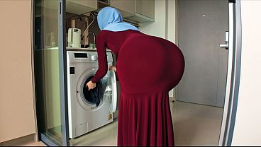 Ibu Tiri Pakai Hijab, Tatapan Nakalku Ke Bokong Bulatnya Kepergok.