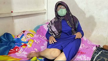 Wanita Berhijab Lagi Mainin Diri Sendiri Sampe Basah